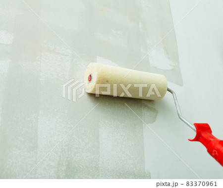 wall prime coating with priming roller wall prime coating with priming roller 83370961