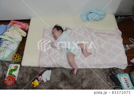 3ヶ月の赤ちゃんの寝かしつけ 83371075
