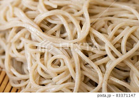 蕎麦の麺のクローズアップ 83371147