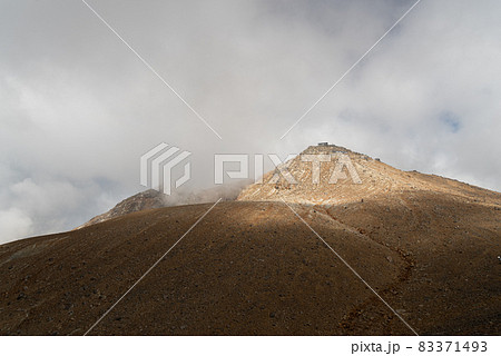 八丁ダルミ越しの剣ヶ峰　御嶽山 83371493