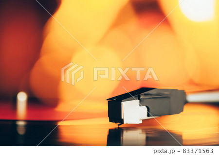 turntable with LP vinyl record against burning fire background turntable with LP vinyl record against burning fire background 83371563