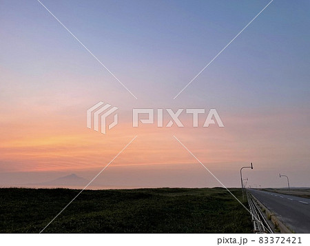 夕焼けのオロロンラインと利尻島 83372421