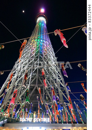 輝くスカイツリーの元、たくさんの鯉のぼりが泳ぐ端午の節句　こどもの日 83372444