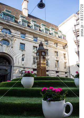 ロンドンの街並み 石造りの歴史的な建物とビッグベンのミニチュア ロンドンの街並み 石造りの歴史的な建物とビッグベンのミニチュア 83372720
