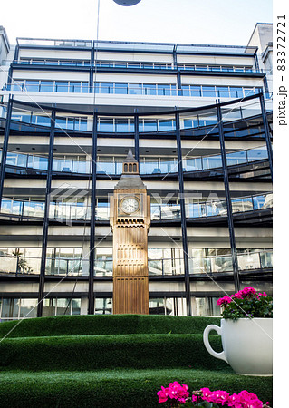 ロンドンの街並み　石造りの歴史的な建物とビッグベンのミニチュア 83372721