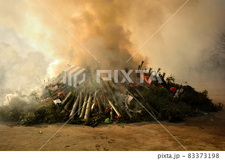 焚火のようなどんと焼きの燃え跡 焚火のようなどんと焼きの燃え跡 83373198