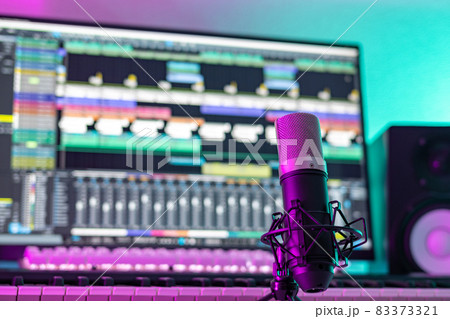 作曲中のクリエイターのデスク 83373321