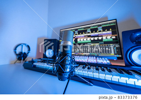 作曲中のクリエイターのデスク 83373376