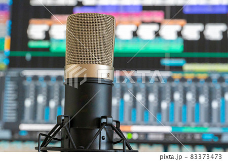 作曲中のクリエイターのデスク 83373473