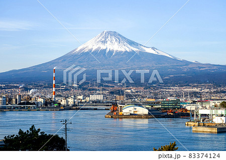 田子の浦から快晴の富士山（静岡県富士市 ふじのくに田子の浦みなと公園） 83374124
