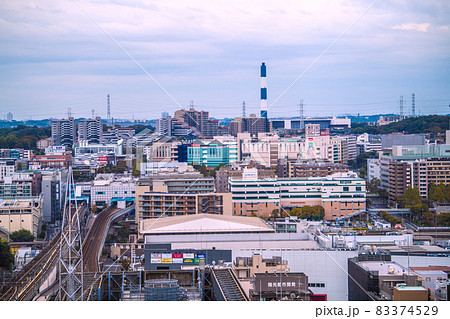 日本の横浜都市景観 地下鉄 センター南駅や駅前の街並みを望む 日本の横浜都市景観 地下鉄 センター南駅や駅前の街並みを望む 83374529