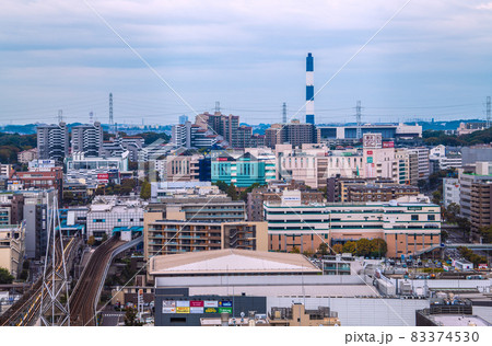 日本の横浜都市景観 地下鉄 センター南駅や駅前の街並みを望む 日本の横浜都市景観 地下鉄 センター南駅や駅前の街並みを望む 83374530