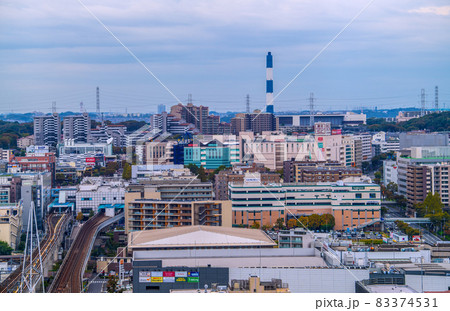 日本の横浜都市景観 地下鉄 センター南駅や駅前の街並みを望む 日本の横浜都市景観 地下鉄 センター南駅や駅前の街並みを望む 83374531