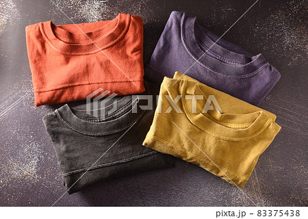 カラフルなTシャツ 83375438