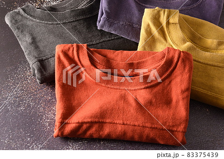 カラフルなTシャツ 83375439