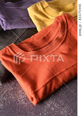 カラフルなTシャツ 83375440