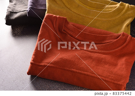 カラフルなTシャツ 83375442
