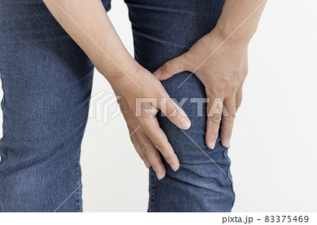 膝を押さえている女性（日本人、30代、顔無し） 83375469