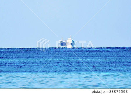 浮島現象で空中に浮いているように見える船舶 浮島現象で空中に浮いているように見える船舶 83375598