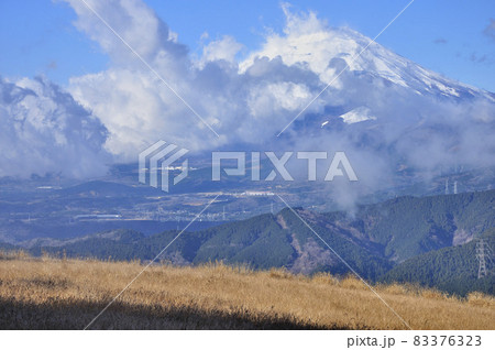 丹沢の大野山より　晴れ行く空に聳える富士山 83376323