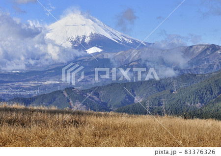 丹沢の大野山より　晴れ行く富士山と三国山稜 83376326
