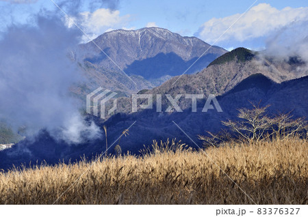 丹沢の大野山より大室山を望む 丹沢の大野山より大室山を望む 83376327