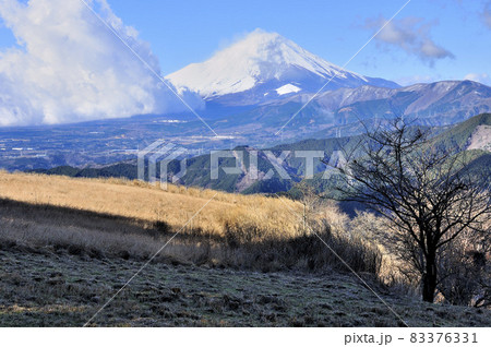 丹沢山地の大野山より雲湧く富士山と三国山稜 丹沢山地の大野山より雲湧く富士山と三国山稜 83376331
