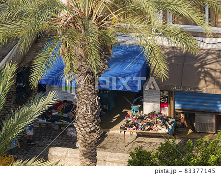 チュニジア・スース旧市街 店頭に山積みされた靴・かばん / Sousse, Tunisia 83377145