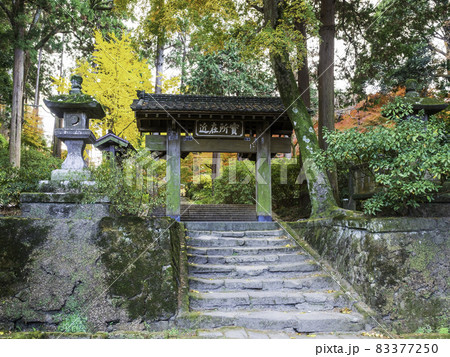 北鎌倉・浄智寺　山門と紅葉 83377250