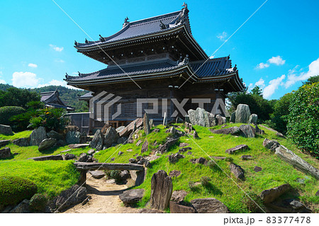 【四国八十八ヶ所】第十五番 阿波国分寺 秋晴れの庭園と本堂 徳島県徳島市 【四国八十八ヶ所】第十五番 阿波国分寺 秋晴れの庭園と本堂 徳島県徳島市 83377478