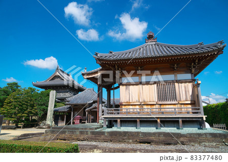 【四国八十八ヶ所】第十五番　阿波国分寺　秋晴れの大師堂と境内　徳島県徳島市 83377480