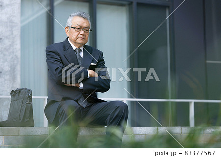 ビジネスマン　シニア　考える 83377567