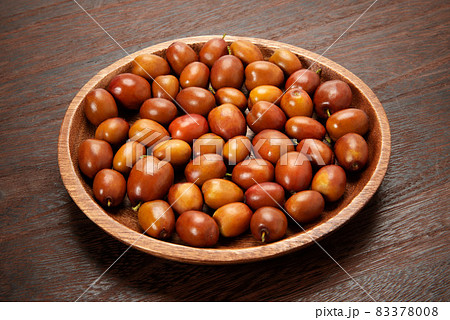 黒バックの生のナツメ 83378008