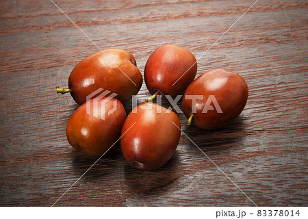 黒バックの生のナツメ 83378014