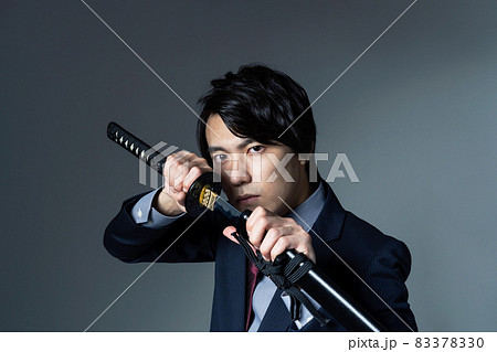 日本刀を持つビジネスマン 83378330