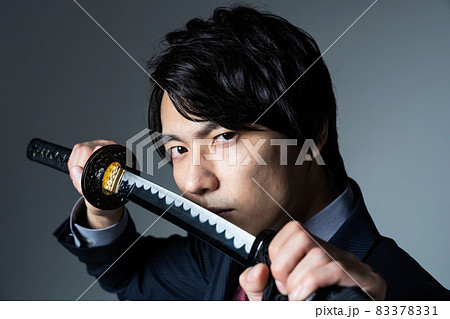 日本刀を持つビジネスマン 83378331