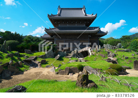 【四国八十八ヶ所】第十五番　阿波国分寺の国指定名勝の枯山水庭園と本堂と秋晴れの空　徳島県徳島市 83378526