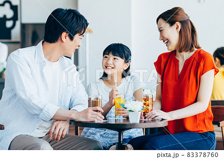 カフェでくつろぐ若い家族 カフェでくつろぐ若い家族 83378760