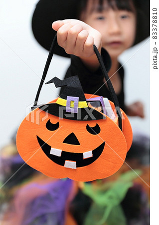 ハロウィンで魔女の仮装をする幼児の女の子 ハロウィンで魔女の仮装をする幼児の女の子 83378810