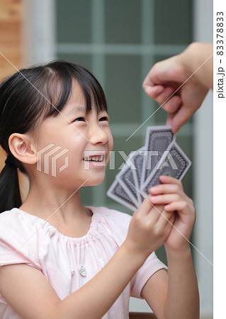 トランプでババ抜きをする女の子 83378833