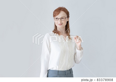 メガネをかけた西洋人の若い女性　撮影協力：中央工学校付属日本語学校 83378908