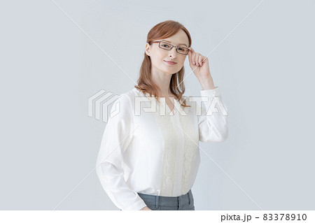 メガネをかけた西洋人の若い女性 撮影協力:中央工学校付属日本語学校 メガネをかけた西洋人の若い女性 撮影協力:中央工学校付属日本語学校 83378910
