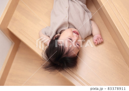 階段から落ちてケガをする生後半年の赤ちゃんのイメージ 83378911