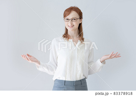 メガネをかけた西洋人の若い女性 撮影協力:中央工学校付属日本語学校 メガネをかけた西洋人の若い女性 撮影協力:中央工学校付属日本語学校 83378918