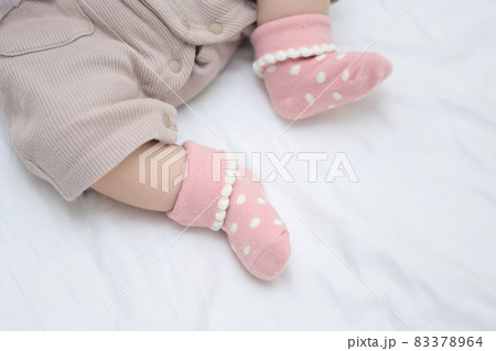 靴下を履いた生後半年の赤ちゃん 靴下を履いた生後半年の赤ちゃん 83378964