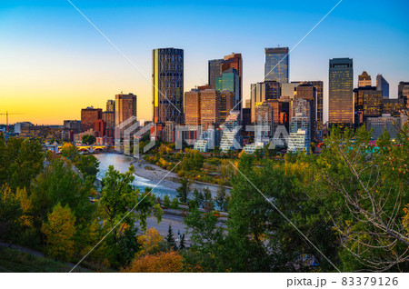 Sunset above city skyline of Calgary with Bow River, Canada 83379126