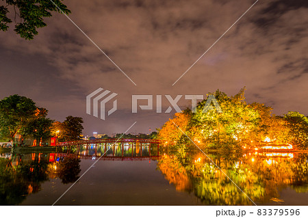 ベトナムの公園夜景 83379596