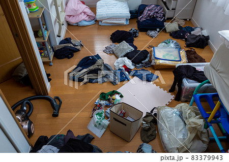 断捨離　衣替え 83379943