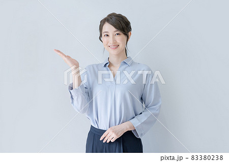 白バックの若い女性のポートレート　撮影協力：中央工学校付属日本語学校 83380238