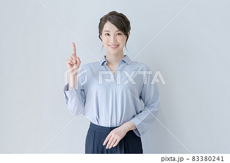 白バックの若い女性のポートレート　撮影協力：中央工学校付属日本語学校 83380241